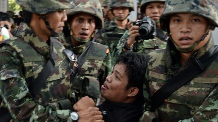 Interpellation d'un manifestant par des soldats tha&iuml;landais, &agrave; Bangkok, le 24 mai 2014.&nbsp; (CHRISTOPHE ARCHAMBAULT / AFP)