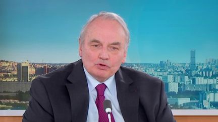 Remaniement : "Soit on démissionne tous (..), soit on reste", tranche Jean-Louis Bourlanges, député MoDem des Hauts-de-Seine (franceinfo)