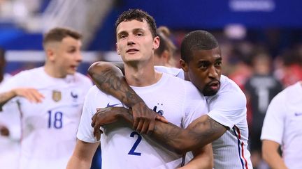 Benjamin Pavard (gauche) enlacé par Presnel Kimpembe (droite) après la victoire contre la Bulgarie le 8 juin 2021. (FRANCK FIFE / AFP)