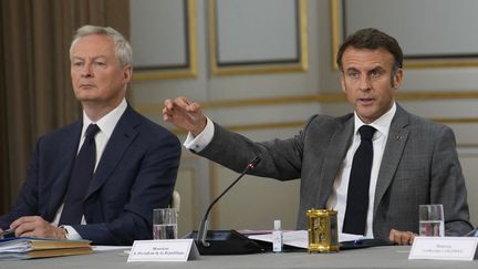 Emmanuel Macron et Bruno le Maire, le ministre des Finances, lors d'une réunion à l'Elysée, le 21 juillet 2023. (CHRISTOPHE ENA / AFP)