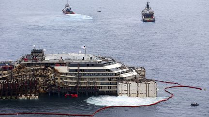 Le paquebot Costa Concordia est mis en flottaison avant d'&ecirc;tre remorqu&eacute; &agrave; G&ecirc;nes (Italie), le 14 juillet 2014. (ALESSANDRO BIANCHI / REUTERS)