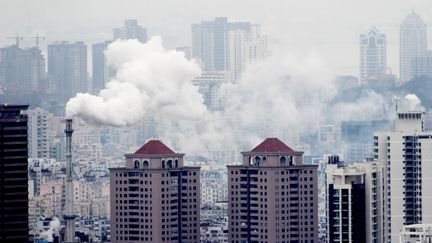 De la fumée s'échappe d'une centrale dans la ville de Qingdao (Chine), dans la région de Shandong, en février 2013.&nbsp; (XUE HUN / IMAGINECHINA / AFP)