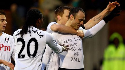 L'attaquant de Fulham Dimitar Berbatov c&eacute;l&egrave;bre un but contre Southampton&nbsp;le 26 d&eacute;cembre 2012, en d&eacute;voilant un tee-shirt sur lequel on peut lire : "restez calmes et passez-moi la balle". (CLIVE ROSE / GETTY IMAGES EUROPE)