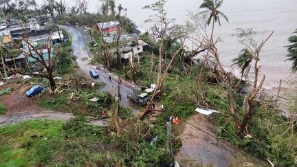 Une vue d'habitations détruites à Mayotte après le passage du cyclone Chido, le 16 décembre 2024. (FRENCH NATIONAL GENDARMERIE / ANADOLU / AFP)