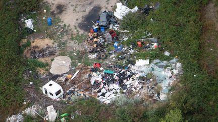 Vue aérienne d'une décharge sauvage à&nbsp;Carrières-sous-Poissy (Yvelines), le 8 aout 2019. (ERIC FEFERBERG / AFP)