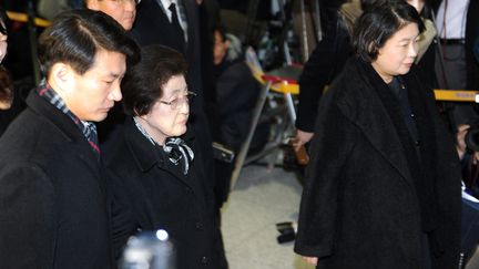 Lee Hee-Ho (deuxi&egrave;me &agrave; gauche), ex-premi&egrave;re dame sud-cor&eacute;enne, et&nbsp;Hyun Jeong-eun, la pr&eacute;sidente du groupe Hyundai, rendent hommage &agrave;&nbsp;Kim Jong-il en Cor&eacute;e du Nord, le 26 d&eacute;cembre 2011. (PRAKASH SINGH / AFP)