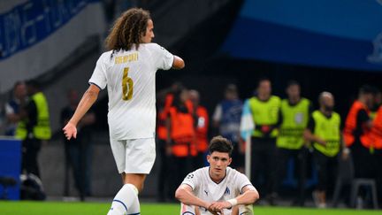 Mattéo Guendouzi et Leonardo Balerdi à l'issue du match de Ligue des champions entre l'Olympique de Marseille et l'Eintracht Francfort au stade Vélodrome, le 13 septembre (NICOLAS TUCAT / AFP)