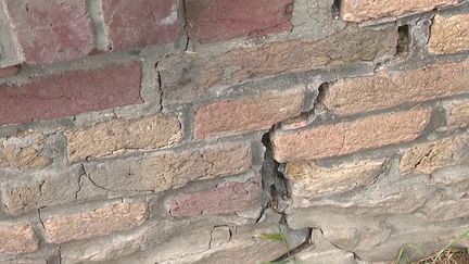 Autre conséquence de la sécheresse : les murs de certaines maisons ne résistent plus à la chaleur, et les fissures se multiplient. Un coup dur pour les propriétaires, qui redoutent que leur habitation se fragilise. Reportage dans le Nord. (FRANCE 3)