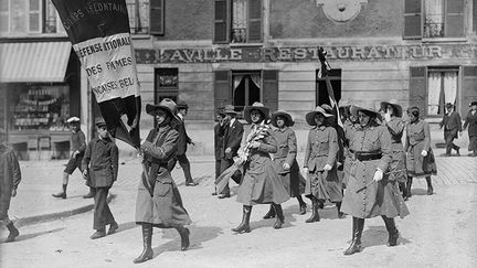 Leur bravoure au quotidien en fait des héroïnes. Car sous les bombes, elles continuent de soigner, d’enseigner, de travailler aux champs. Les infirmières seront décorées de la Croix de guerre et de la Légion d’honneur. (Wackernie/Excelsior/L&#039;Equipe/Roger-Viollet)