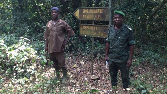 &nbsp; (A gauche, Oumaru le gardien du parc et à droite le lieutenant Kanga © RFI/Maureen Grisot)