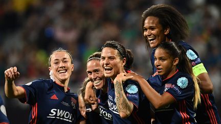 Les joueuses de l'Olympique lyonnais célèbrent un but face à Wolfsburg lors de la finale de la Ligue des champions féminine, le 24 mai 2018, à Kiev (Ukraine). (FRANCK FIFE / AFP)