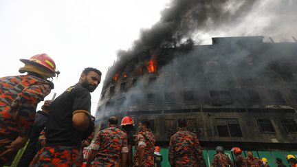 Des pompiers tentent d'éteindre l'incendie d'une usine à&nbsp;Rupganj, dans les environs de Dacca (Bangladesh) le 9 juillet 2021. (MEHEDI HASAN / NURPHOTO / AFP)