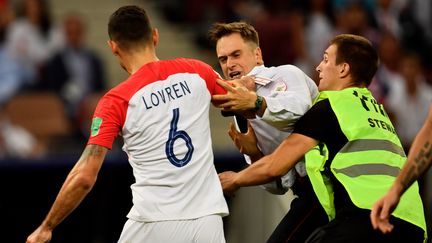 Un streaker s'est introduit sur le terrain lors de la finale de la Coupe du monde entre la France et la Croatie, le 15 juillet 2018 à Moscou. (CHRISTOPHE SIMON / AFP)