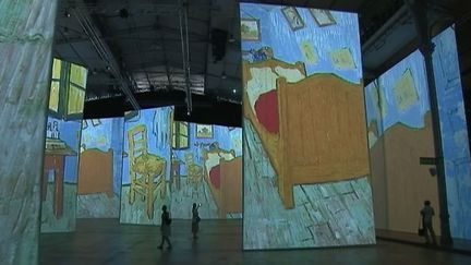 La Grande Halle de la Villette propose aux visiteurs de s'immerger dans la peinture de Vincent Van Gogh : ses tableaux sont projetés sur d'immenses voiles de 12 mètres de haute et 5,5 mètres de large, ce qui permet d'isoler des éléments et de mettre en valeur des détails qu'on ne remarque pas toujours. Ces images qui agrandissent la touche révèlent les coups de pinceau du peintre génial. Imagine Van Gogh : 200 œuvres sont présentées dans des cycles de projection de 27 minutes. Jusqu'au 10 septembre 2017. Ici, une vue de l'exposition (capture image France 2)
 (France 2)