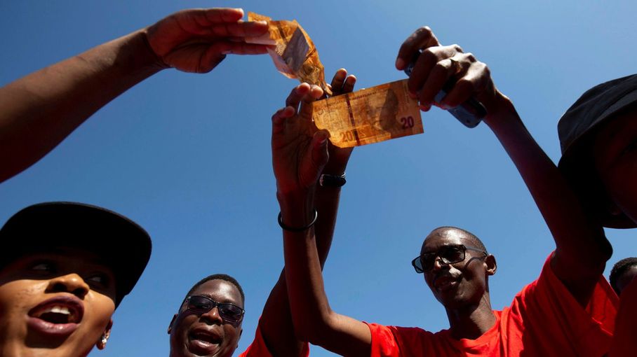 LA PHOTO. Des Milliers De Sud-Africains Remontés Contre Le «salaire D ...