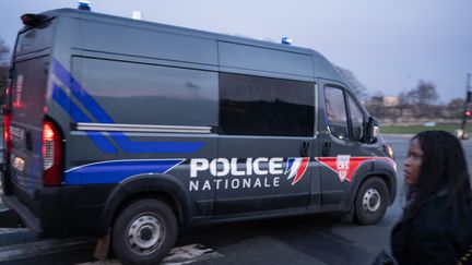 Un véhicule de la police nationale intervient dans le 7e arrondissement de Paris, le 29 janvier 2024. (LAURE BOYER / HANS LUCAS / AFP)