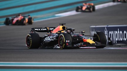 Le pilote néerlandais de Red Bull, Max Verstappen, lors du Grand Prix de Formule 1 d'Abu Dhabi, sur le circuit de Yas Marina, le 26 novembre 2023. (JEWEL SAMAD / AFP)