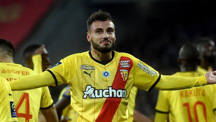 Le défenseur du RC lens Jonathan Clauss, ici avec son équipe le 5 novembre 2021. (FRANCOIS LO PRESTI / AFP)