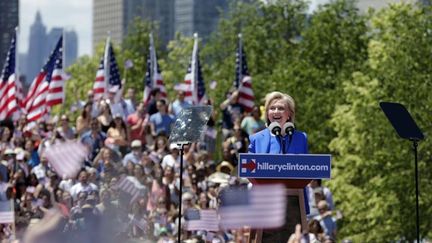 &nbsp; ("Je serai la plus jeune femme présidente de l'histoire des Etats-Unis, et la première grand-mère", a ironisé Hillary Clinton lors de son premier discours de campagne © Frank Franklin II/AP/SIPA)