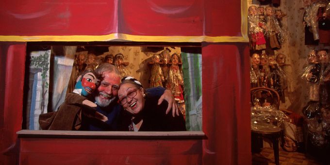 Jean-Guy Mourguet dans le théâtre de Guignol, au côté de la créatrice des costumes
 (SETBOUN PHOTOS/SIPA)