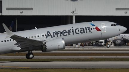 Le Boeing 737 MAX, sous les couleurs d'American Airlines,&nbsp;à l'aéroport de Miami, en Floride (Etats-Unis), le 29 décembre 2020. (JOE RAEDLE / GETTY IMAGES NORTH AMERICA / AFP)