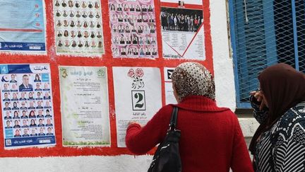 Des électrices tunisiennes regardent des panneaux électoraux, le 14 avril 2008, à Ariana (banlieue de Tunis). (FETHI BELAID / AFP)