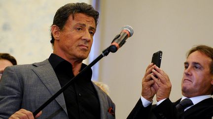 Sylvester Stallone donne une conférence de presse pour l'inauguration de l'exposition de ses toiles au musée russe de Saint-Pétersbourg (27 octobre 2013)
 (Olga Maltseva / AFP)