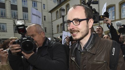 Antoine Deltou, lanceur d'alerter à sa sortie du tribunal du Luxembourg, le 26 avril 2016. (JOHN THYS / AFP)