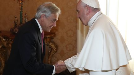 Sebastian Pinera, le président du Chili (à gauche), et le pape François, le 13 octobre 2018 au Vatican. (ALESSANDRO BIANCHI / AFP)