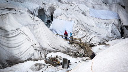 Des b&acirc;ches recouvrent une partie du glacier du Rh&ocirc;ne dans les Alpes suisses pour lutter contre la fonte des neiges, le 27 juin 2013. (MAXPPP)