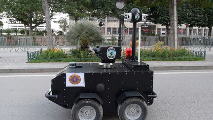 P-Guard surnommé Robocop circule dans les rues de Tunis. De sa voix métallique, il demande aux populations "de respecter la loi, de l’appliquer, de ne pas quitter les maisons pour limiter la propagation du virus et ainsi préserver les vies humaines". Télécommandé, équipé de caméras infrarouges et d’imagerie thermique, d’un système d’alarme sonore et lumineuse, il permet de mesurer la température corporelle et de faire respecter le confinement imposé le 22 mars.&nbsp; &nbsp; (FETHI BELAID / AFP)