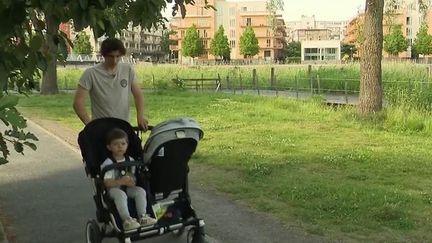 Suède : le pays des papas poussette, où le congé parental se partage entre père et mère (France 2)