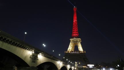 La Tour Eiffel aux couleurs de la Belgique, mardi 22 mars, après les attentats qui ont frappé Bruxelles.&nbsp; (PHILIPPE WOJAZER / REUTERS)