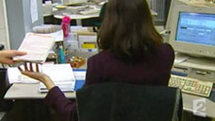 Femme au travail (© France 2)