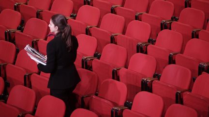 Une ouvreuse dans un théâtre parisien (photo d'illustration). (VINCENT ISORE / MAXPPP)