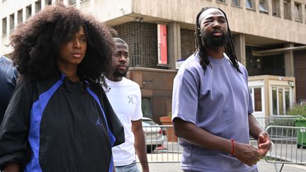 Assa Traoré et son frère Youssouf, blessé lors de son arrestation par les forces de l'ordre, à la sortie de l'hôpital, le 9 juillet 2023. (BERTRAND GUAY / AFP)