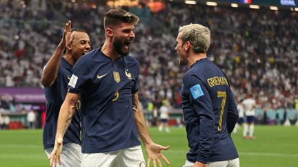 Les Bleus Jules Koundé, Olivier Giroud et Antoine Griezmann lors du match contre l'Angleterre au Qatar le 10 décembre 2022 (ADRIAN DENNIS / AFP)