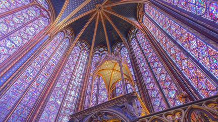 Les parois de vitraux de la Sainte-Chapelle s'élèvent à plus de 15m de haut et constituent un ensemble unique de 1113 scènes figurées tirées de la Bible
 (Pascal Ducept / hemis.fr / AFP)