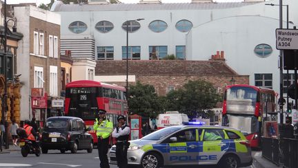 Des policiers devant la station de métro Parsons Green de Londres, où a eu lieu l'explosion, le 15 septembre 2017. (STAISY MISHCHENKO / AFP)