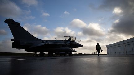 "Des moyens aériens français ont procédé à des frappes ciblées contre des sites de Daech [l'EI en arabe] sur le sol syrien", a déclaré le ministre des Armées, Sébastien Lecornu, sur X, mardi 31 décembre 2024. (VINCENT FEURAY / HANS LUCAS / AFP)