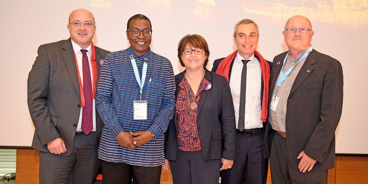 De g à dr : Damien Castelain, Président de la Métropole Européenne de Lille (Lille Métropole), Mugendi M’Rithaa, Président de la World Design Organization (2015-2017), Martine Aubry, Maire de Lille et Vice-Présidente aux Relations Internationales de la Métropole Européenne de Lille, Philippe Rémignon, Président de lille-design et Gianfranco Zaccai, membre du comité d’organisation de la World Design Organizaton.
 (Alexandre Traisnel)