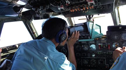 Du personnel militaire vietnamien scrute la mer &agrave; l'endroit o&ugrave; le contact a &eacute;t&eacute; perdu avec le Boieng 777 de la compagnie Malaysia Airlines, au large du Vietnam, le 8 mars 2014. (AFP)