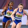 La sprinteuse Gémima Joseph transmet le témoin à Hélène Parisot, lors de la finale des championnats d'Europe du 4x100 m, à Rome, le 12 juin 2024. (PHILIPPE MILLEREAU / KMSP / AFP)