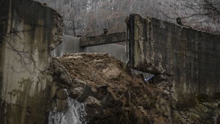 Le site d'une explosion sur un canal d'approvisionnement en eau dans le village de Varage, près de la ville de Zubin Potok, au Kosovo, le 30 novembre 2024. (ARMEND NIMANI / AFP)