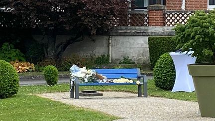 Des fleurs déposées sur un banc au CHU de Reims (Marne) le 23 mai 2023 après l'attaque au couteau qui a coûté la vie à une infirmière. (PHILIPPE PEYRE / FRANCE BLEU CHAMPAGNE / MAXPPP)