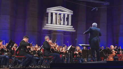 L'orchestre symphonique de la Garde républicaine reprend "Quelque chose de Tennessee", en hommage à Johnny Hallyday, le 6 décembre lors d'un concert à l'Unesco, à Paris. (DR)