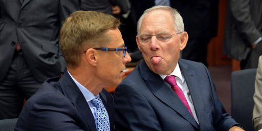 Wolfgang Schäuble tirant la langue à son collègue finlandais, Alexander Stubb, à Bruxelles le 13 juillet 2015. L'austère est capable de se marrer... (AFP - DURSUN AYDEMIR / ANADOLU AGENCY)