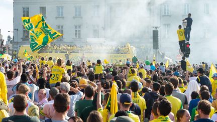 Le bus des joueurs Nantais est arrivé à l'Hôtel de Ville. Les vainqueurs de la Coupe de France 2022 peuvent commencer à prendre la température au centre villle au plus près de leurs supporters.