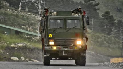 Un convoi militaire indien sur la route du district de&nbsp;Ladakh, au Tibet occidental&nbsp;dans la région de l'Himalaya, le 1er septembre 2020. (MUZAMIL MATTOO / NURPHOTO / AFP)