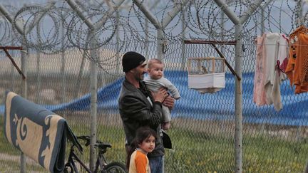 &nbsp; (Abdullah Koca, 43 ans, avec son fils et sa fille, dans un camp de réfugiés dans la province de Gaziantep (Turquie), en mars. © Lefteris Pitarakis/AP/SIPA)